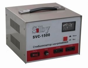 Стабилизатор напряжения однофазный Solby SVC-1500 Перед вами однофазный стабилизатор напряжения Solby SVC-1500, который подключается к сети при помощи кабеля с трехполюсной вилкой. Он призван обеспечивать плавность напряжения