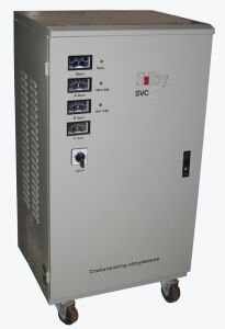 Стабилизатор напряжения трехфазный Solby SVC-20kVA Используется как для нескольких однофазных нагрузок, так и мощных трехфазных потребителей. Если возникают превышения напряжения на входе, блок управления отключает нагрузку в течение полсекунды.